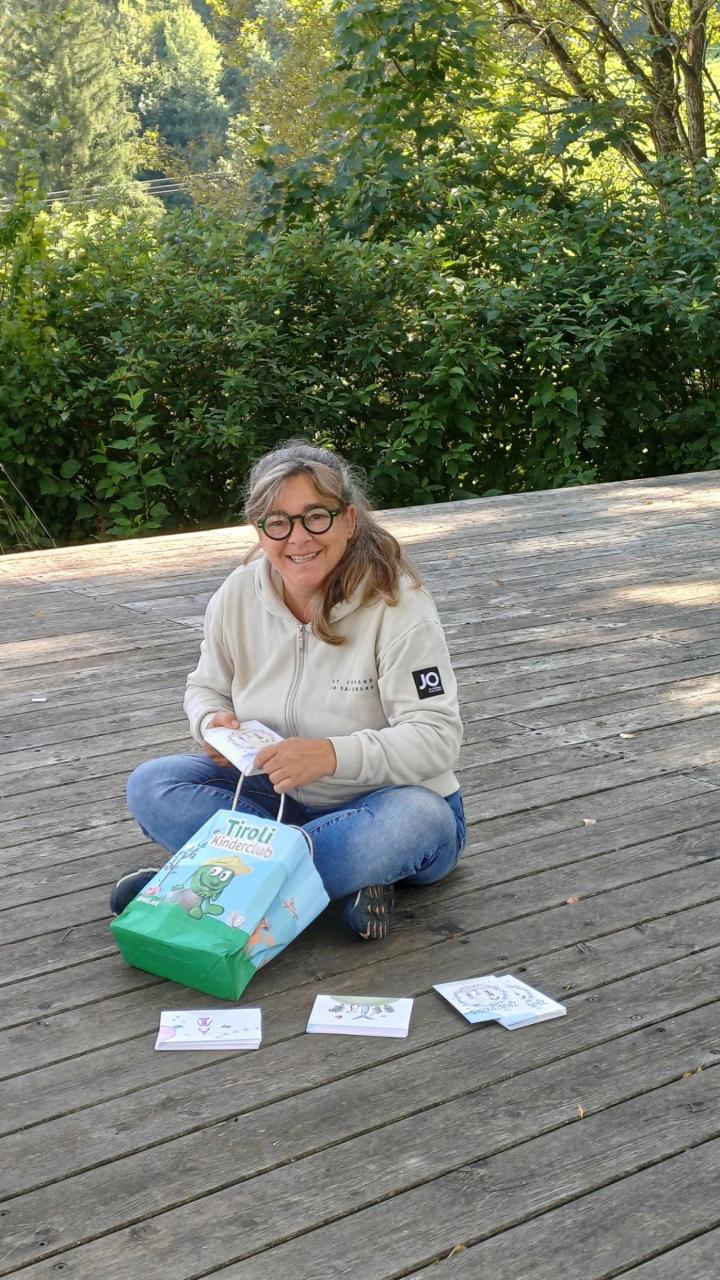 Waldspaziergang sitzende Person