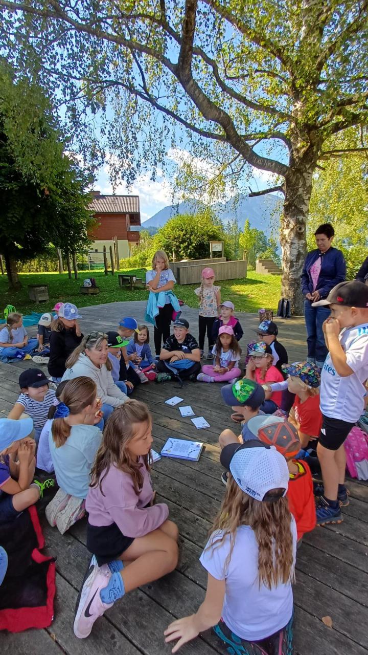 Waldspaziergang sitzende Kinder