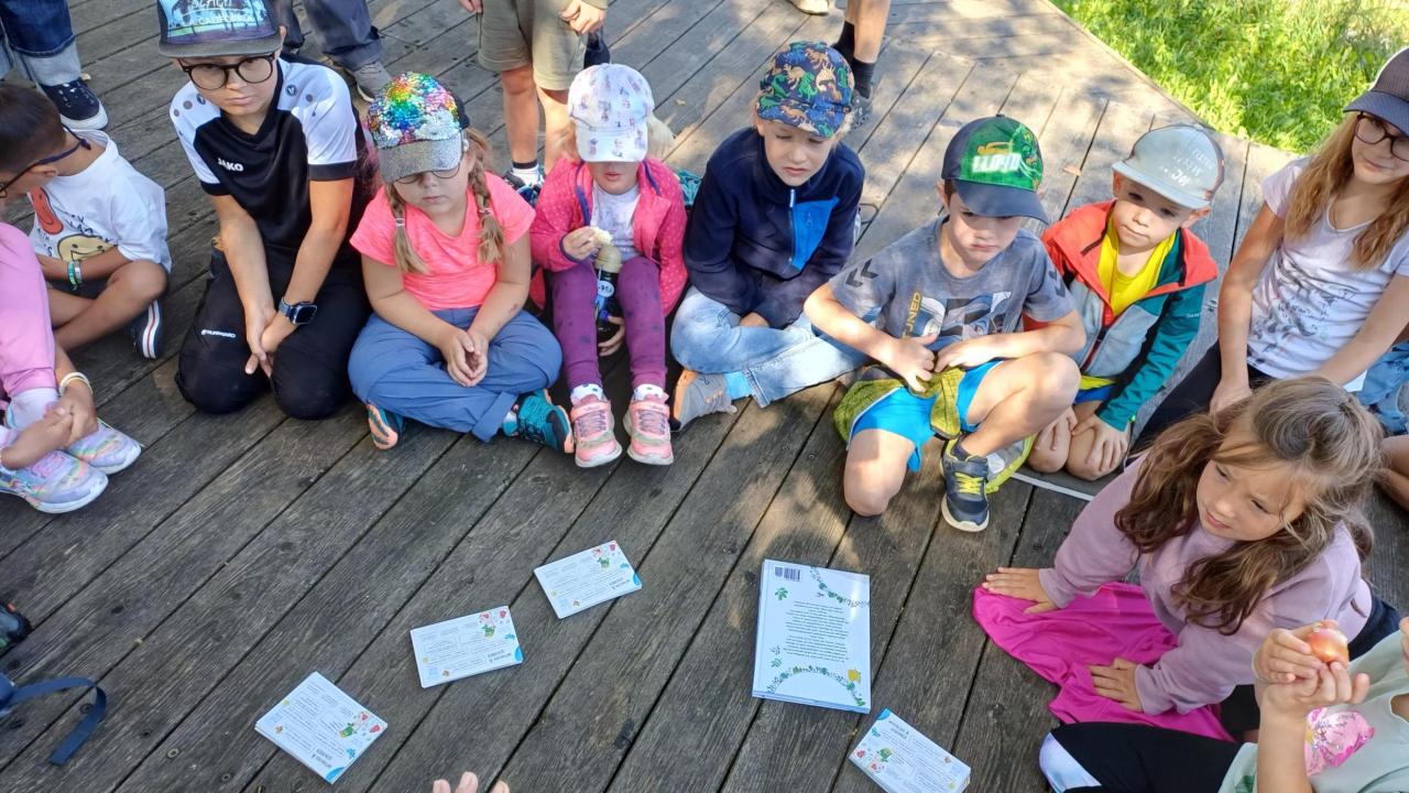 Waldspaziergang sitzende Kinder