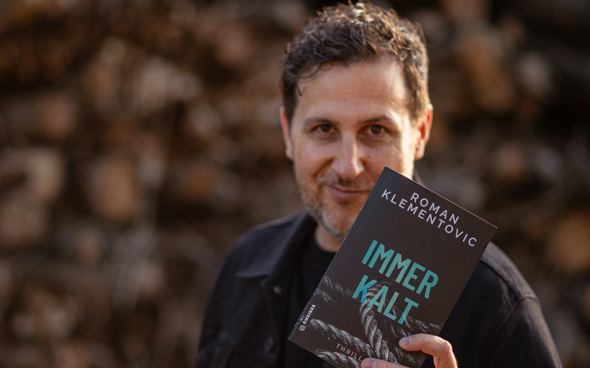 IMMERKALT Roman Klementovic mit Buch © Barbara Rrahmani.jpg
